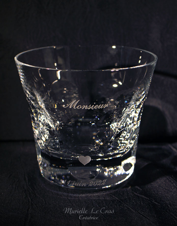 Verre Beluga en cristal de Baccarat personnalisé avec un mot et un cœur pour un cadeau