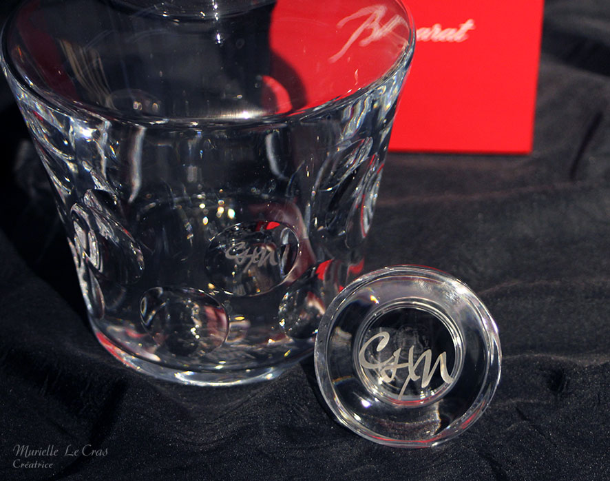 Carafe Beluga en cristal de Baccarat personnalisée avec un monogramme pour un cadeau de retraite.