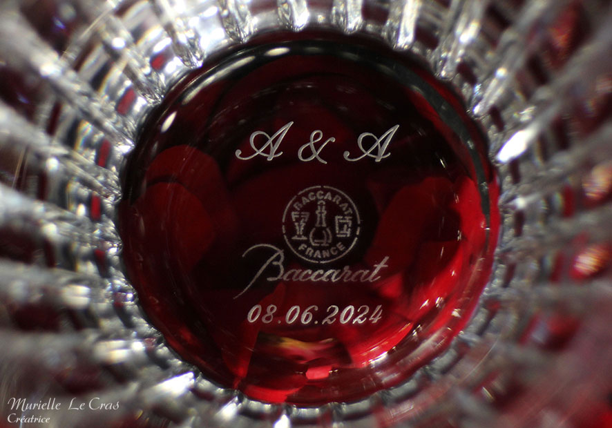 Verre en cristal de Baccarat personnalisé avec des initiales et une date pour un cadeau