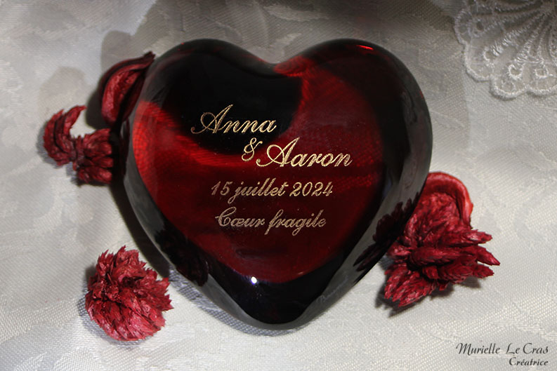 Cœur rouge en cristal de Baccarat gravé, personnalisé avec dorure pour un cadeau de mariage avec les prénoms, la date et un message