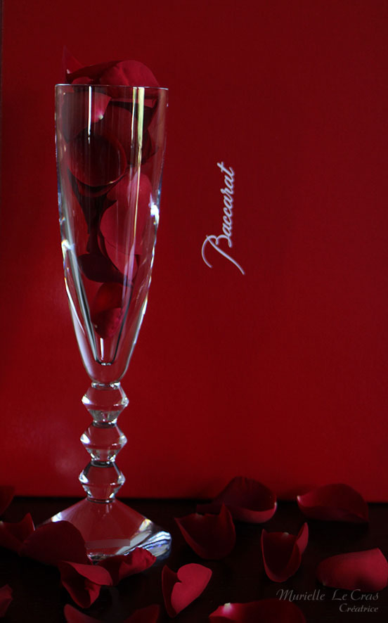 Flûte Vega en cristal de Baccarat personnalisée avec le logo de la société gravé sur le pied à offrir en cadeau