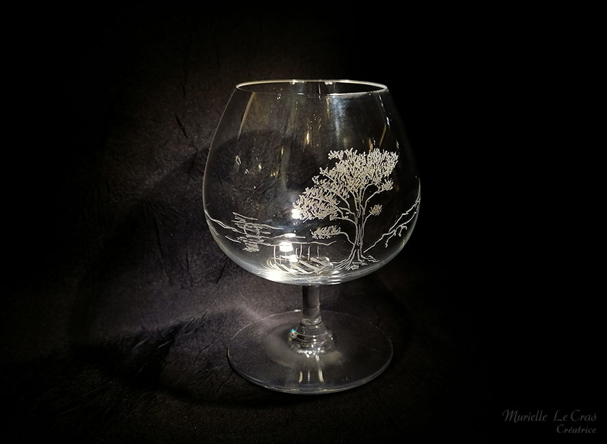 verre à pied en cristal de Baccarat, personnalisé avec un paysage de bord de mer : soleil couchant, parc à huîtres et un pin