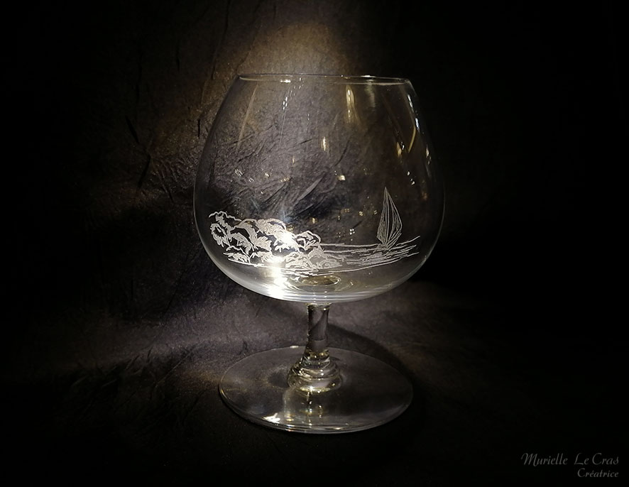 verre à pied en cristal de Baccarat, personnalisé avec un paysage de bord de mer : voilier et rochers