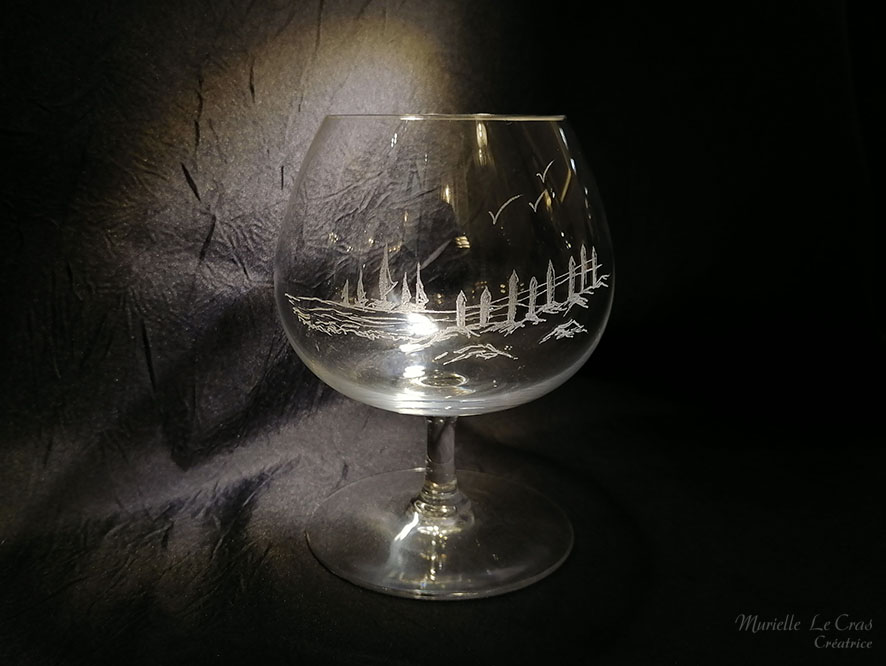 verre à pied en cristal de Baccarat, personnalisé avec un paysage de bord de mer : dune de sable avec barrière et des voiliers