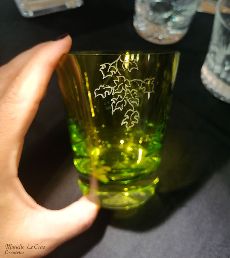 Verre gobelet vert, en cristal de Baccarat, personnalisé avec un décor de feuillage