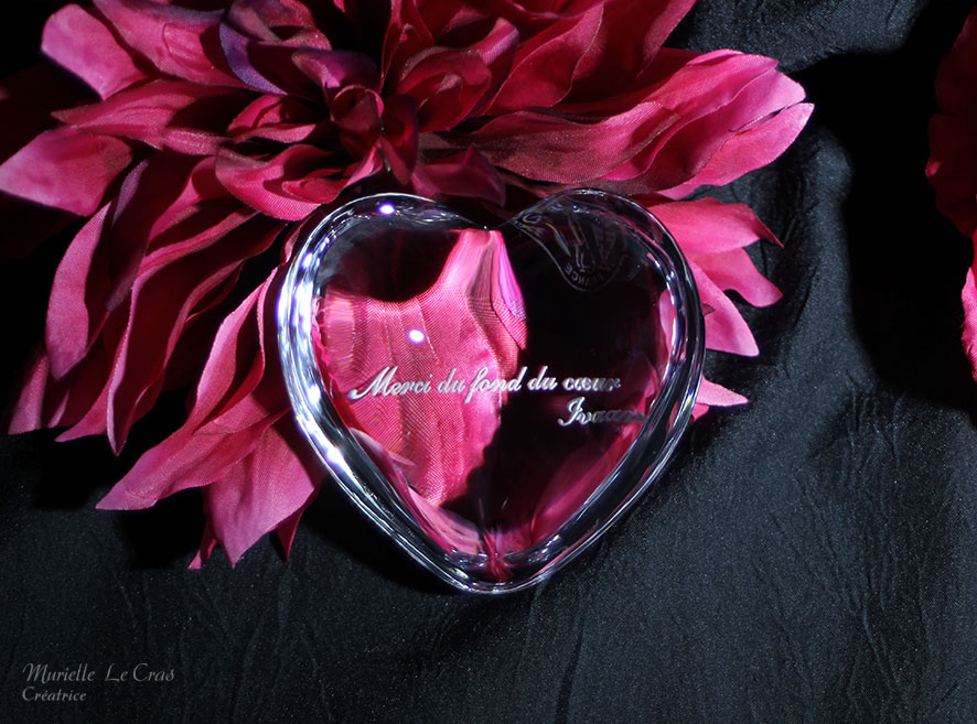 Cœur Amor en cristal de Baccarat, personnalisé d'une phrase de remerciement pour le chirurgien qui a opéré un enfant.
