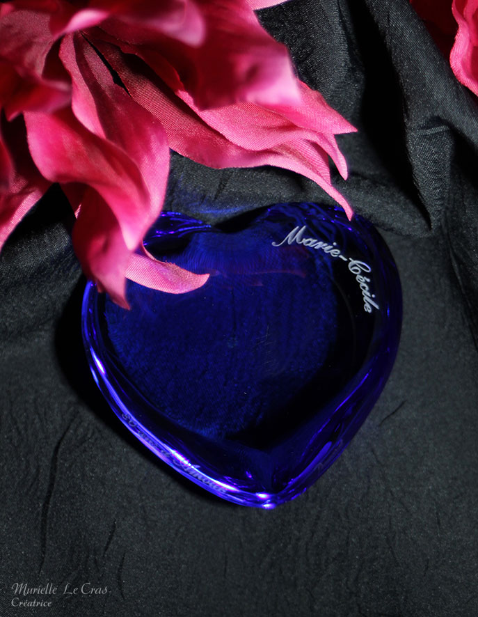 Cœur Amor en cristal de Baccarat, personnalisé d'un prénom et d'une phrase pour célébrer l'anniversaire de sa Maman.