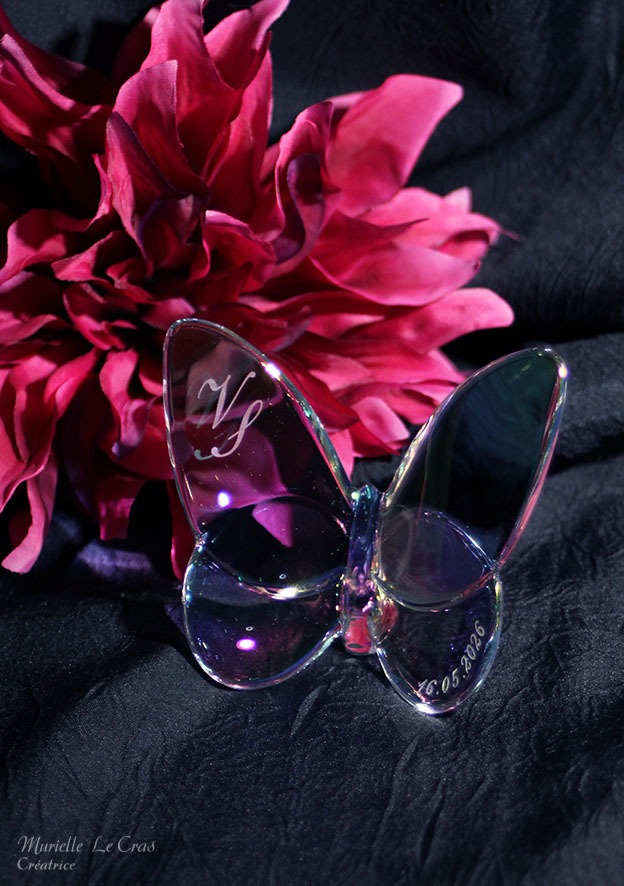Papillon irisé en cristal de Baccarat gravé et personnalisé avec des initiales et une date.