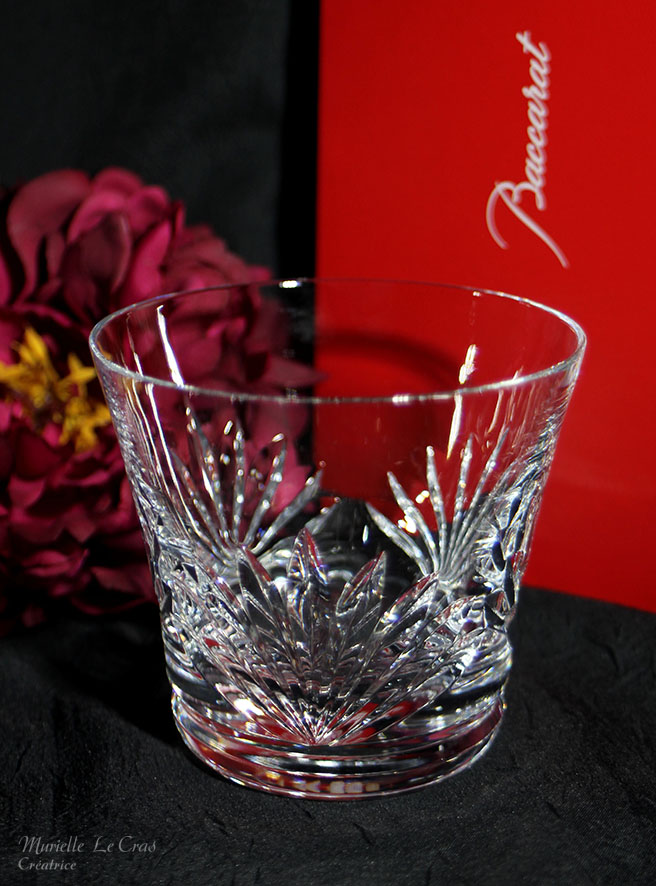 Verres en cristal de Baccarat gravés et personnalisés à offrir en cadeau avec ldes initiales et une date.