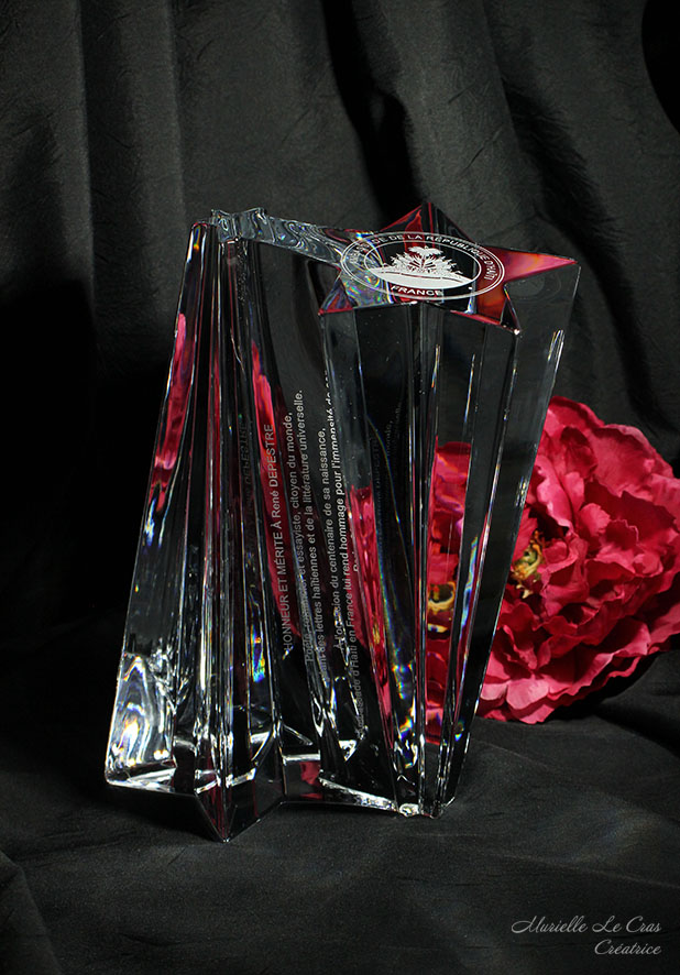 Sculpture étoile personnalisée, en cristal de Baccarat. Cadeau offert par l'Ambassade d'Haïti à M Depestre pour son centième anniversaire.