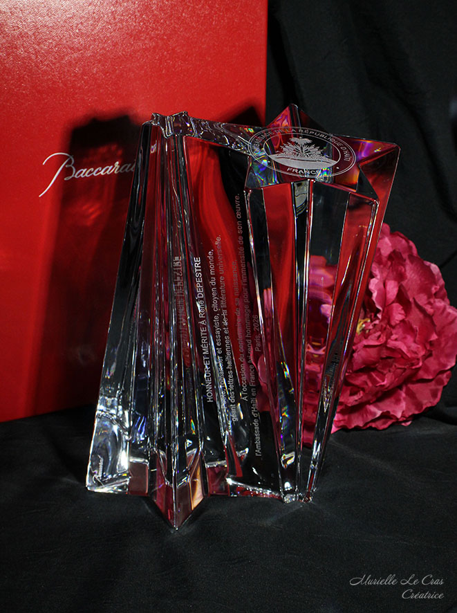 Sculpture étoile personnalisée, en cristal de Baccarat. Cadeau offert par l'Ambassade d'Haïti à M Depestre pour son centième anniversaire.