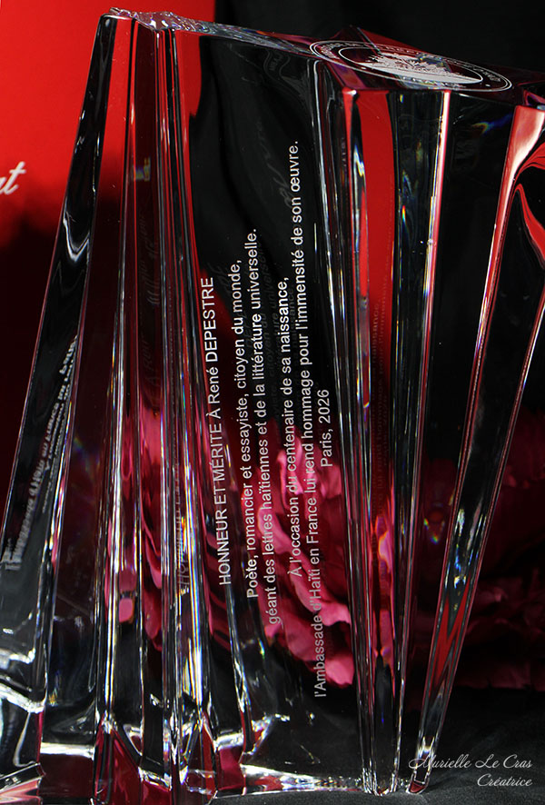 Sculpture étoile personnalisée, en cristal de Baccarat. Cadeau offert par l'Ambassade d'Haïti à M Depestre pour son centième anniversaire.