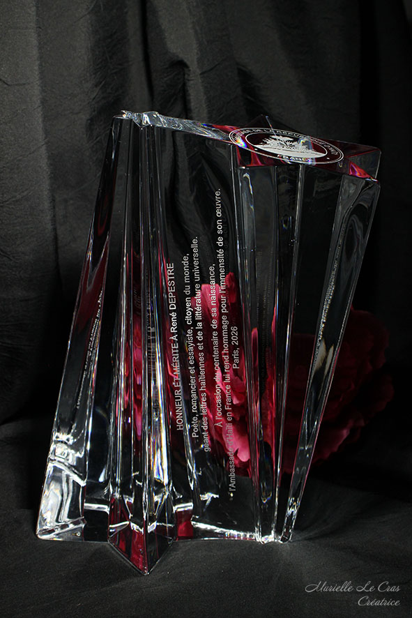 Sculpture étoile personnalisée, en cristal de Baccarat. Cadeau offert par l'Ambassade d'Haïti à M Depestre pour son centième anniversaire.
