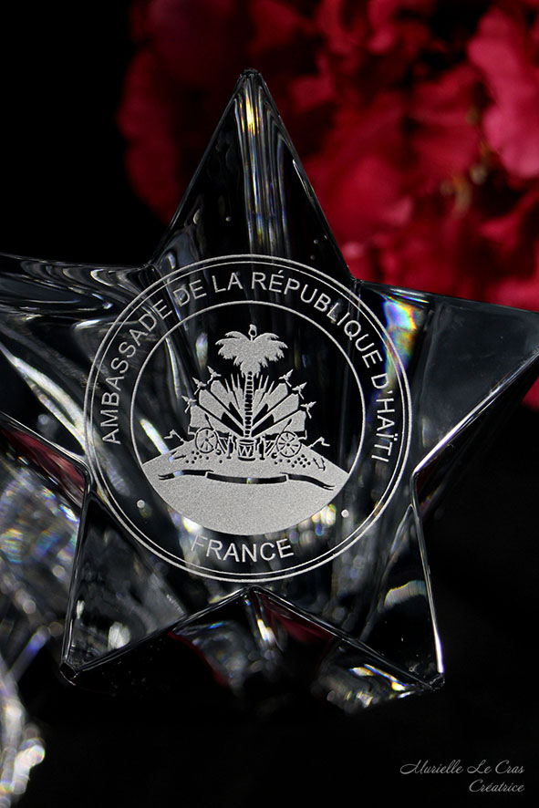 Sculpture étoile personnalisée, en cristal de Baccarat. Cadeau offert par l'Ambassade d'Haïti à M Depestre pour son centième anniversaire.