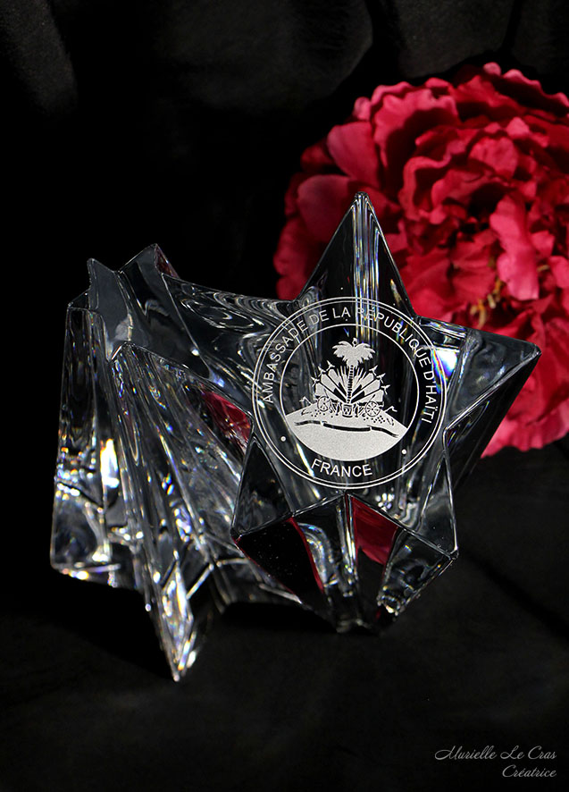 Sculpture étoile personnalisée, en cristal de Baccarat. Cadeau offert par l'Ambassade d'Haïti à M Depestre pour son centième anniversaire.