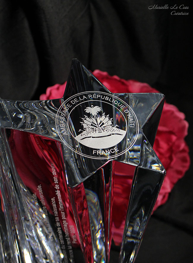Sculpture étoile personnalisée, en cristal de Baccarat. Cadeau offert par l'Ambassade d'Haïti à M Depestre pour son centième anniversaire.