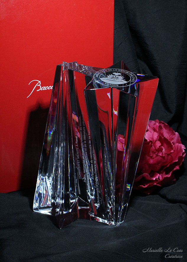 Sculpture étoile personnalisée, en cristal de Baccarat. Cadeau offert par l'Ambassade d'Haïti à M Depestre pour son centième anniversaire.