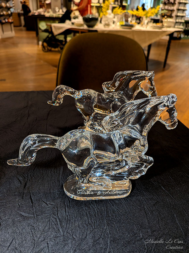 Sculpture de chevaux, en cristal de Baccarat, avec des prénoms gravés sur le socle
