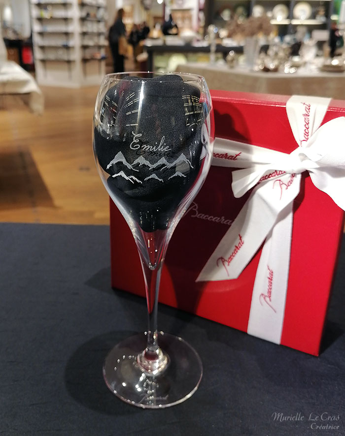 Verre à vin en cristal de Baccarat, personnalisé avec un paysage de montagne gravé et un prénom