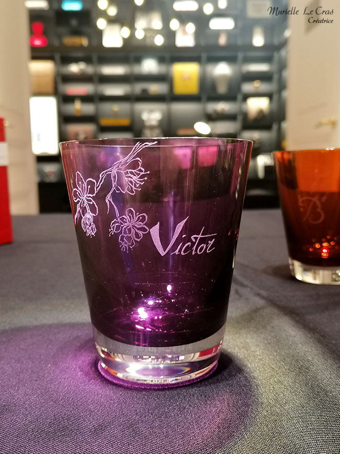 Gobelet en cristal de Baccarat, personnalisé en gravure avec un prénom et des fleurs de cerisier