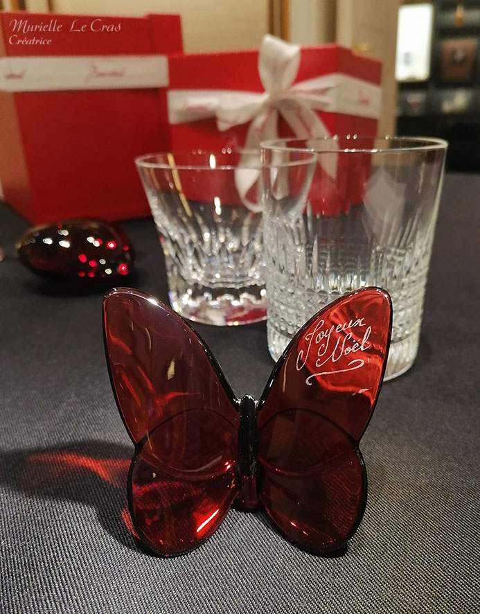 Papillon rouge en cristal de Baccarat, personnalisé en gravure avec Joyeux Noël
