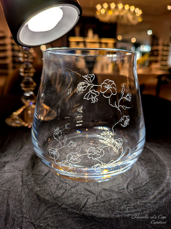 Verre en cristal de Baccarat, personnalisé avec un motif floral