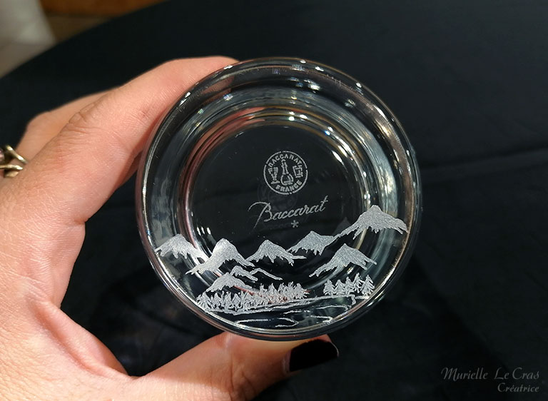 gobelet en cristal de Baccarat, personnalisé avec un paysage de montagne et un bord de lac et des sapins.