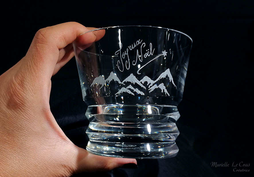 Gobelet en cristal de Baccarat, personnalisé avec un paysage de montagne gravé et un Joyeux Noël