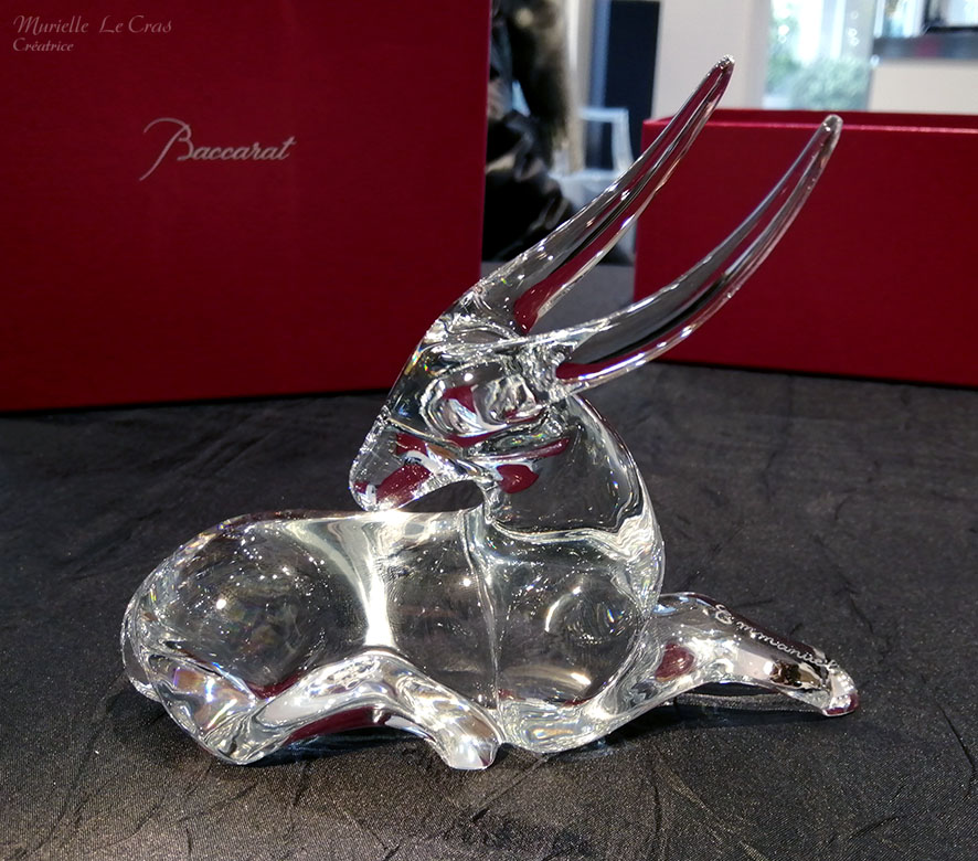 Antilope en cristal de Baccarat, personnalisé avec un prénom gravé sur la patte.