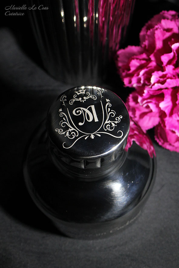 Shaker Baccarat personnalisé pour un anniversaire, avec un blason sur le bouchon et une phrase sur la vie, tout autour du shaker.