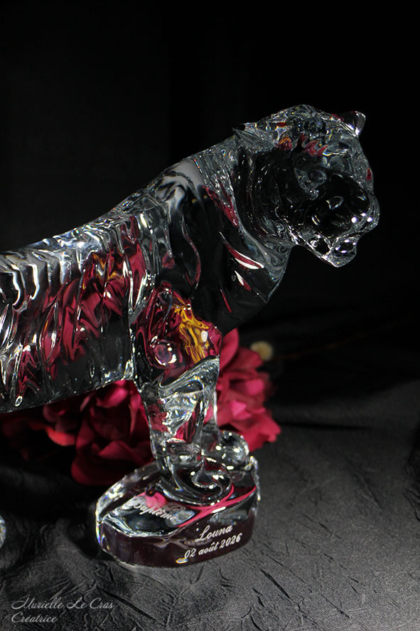 Sculpture de tigre, en cristal de Baccarat, personnalisée pour un Baptême.