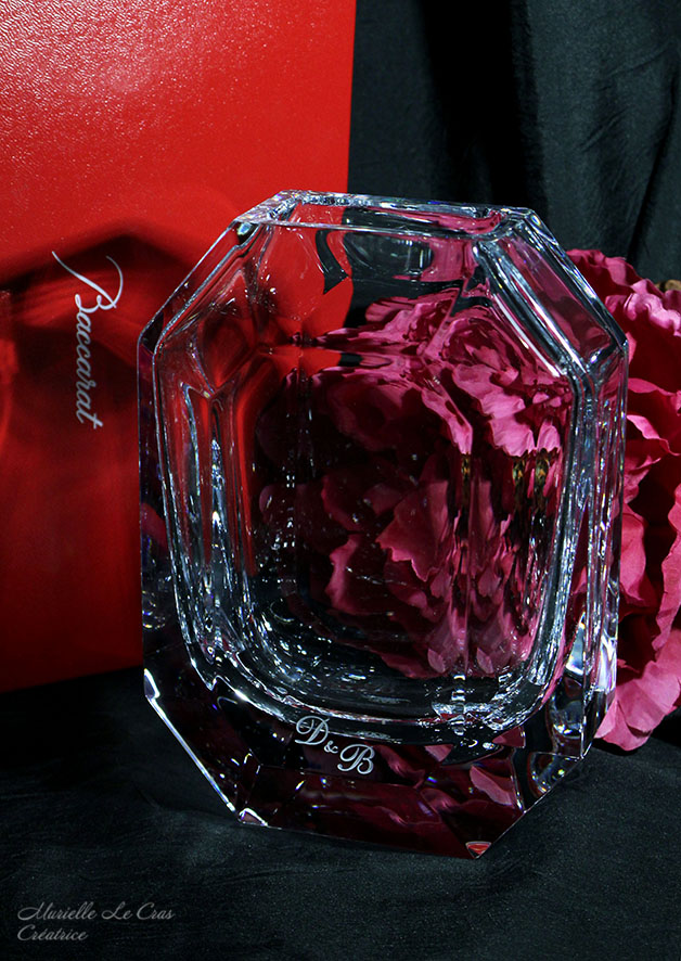 Vase Octogone, en cristal de Baccarat, personnalisé avec les initilaes des mariés.
