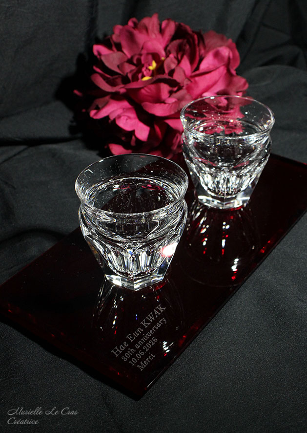 Tasses à cafés en cristal de Baccarat et plateau personnalisé pour célébrer une date anniversaire