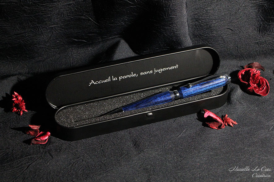 Boîte métallique personnalisée, pour stylo artisanal en bois, avec une phrase gravée concernant le métier de la personne à qui on l'offre.