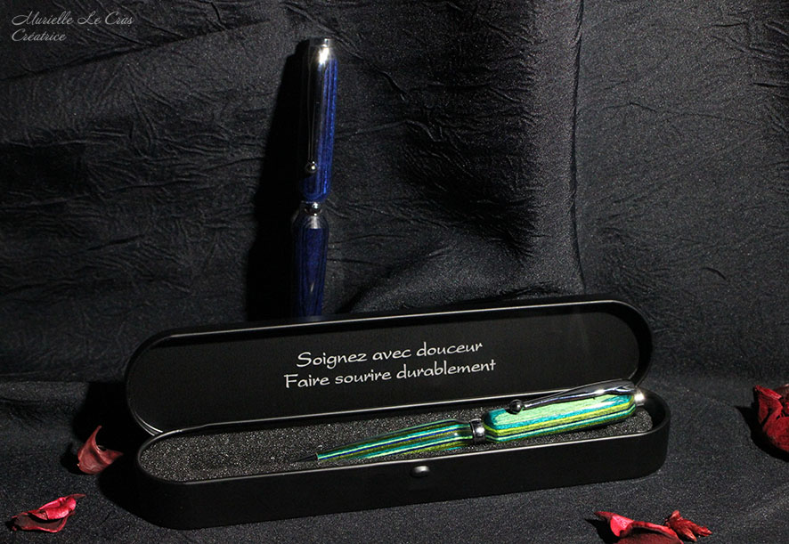 Boîte métallique personnalisée, pour stylo artisanal en bois, avec une phrase gravée concernant le métier de la personne à qui on l'offre.