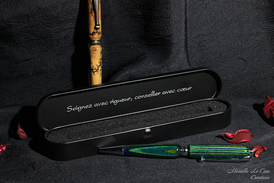 Boîte métallique personnalisée, pour stylo artisanal en bois, avec une phrase gravée concernant le métier de la personne à qui on l'offre.