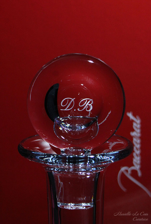 Carafe Oenologie, en cristal de Baccarat, personnalisée des prénoms des mariés sur le bouchon de la carafe.