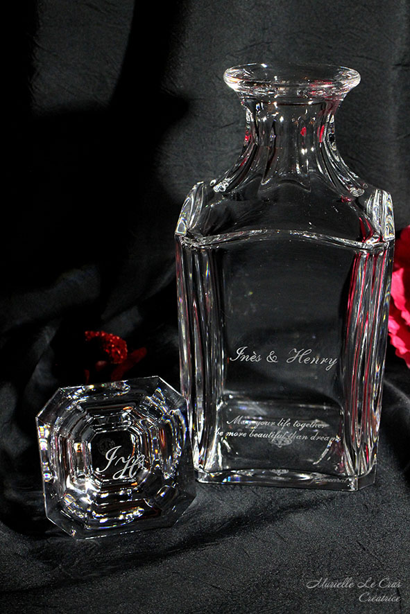 Carafe à whisky Harcourt, en cristal de Baccarat, personnalisée des prénoms des mariés et d'une phrase. Ainsi que des initiales sur le bouchon de la carafe.