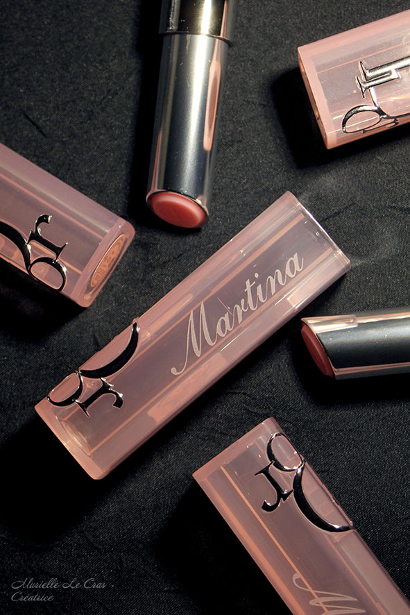Des rouges à lèvres Dior Addict personnalisés comme cadeau de remerciement, avec les prénoms de chaque personne gravés sur la partie bouchon.