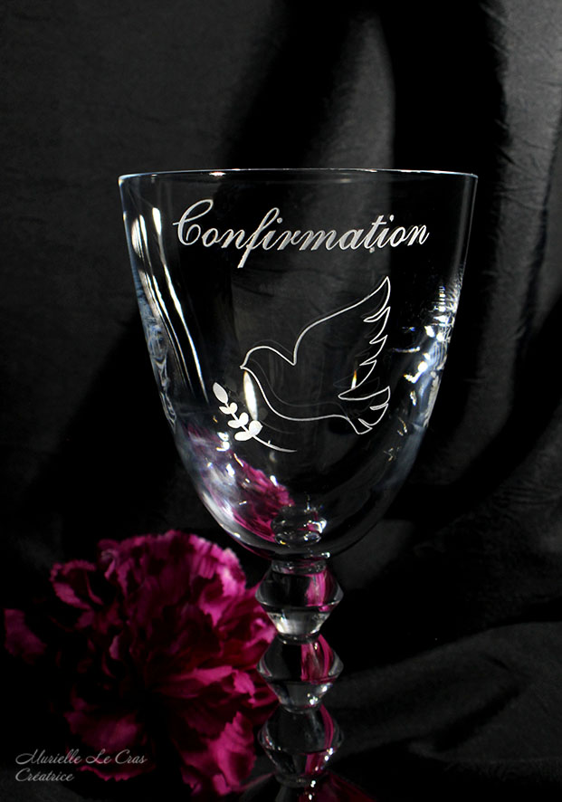Verre Vega en cristal de Baccarat, personnalisé pour une confirmation, avec un dessin de colombe et le prénom et la date.