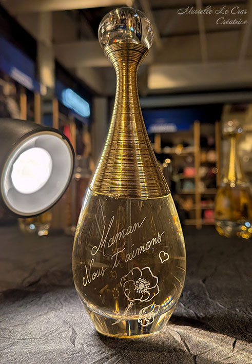 Flacon de parfum Dior J'adore, personnalisé avec une phrase pour l'occasion de la Fête des Mères et des fleurs